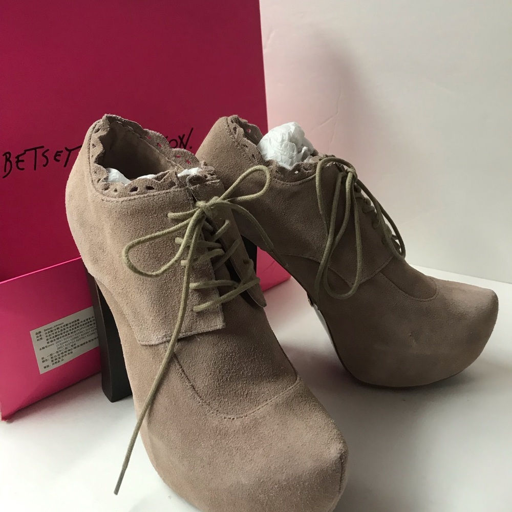 nude tan suede Betsey Johnson heeled booties shoes model casting call runway 8.5